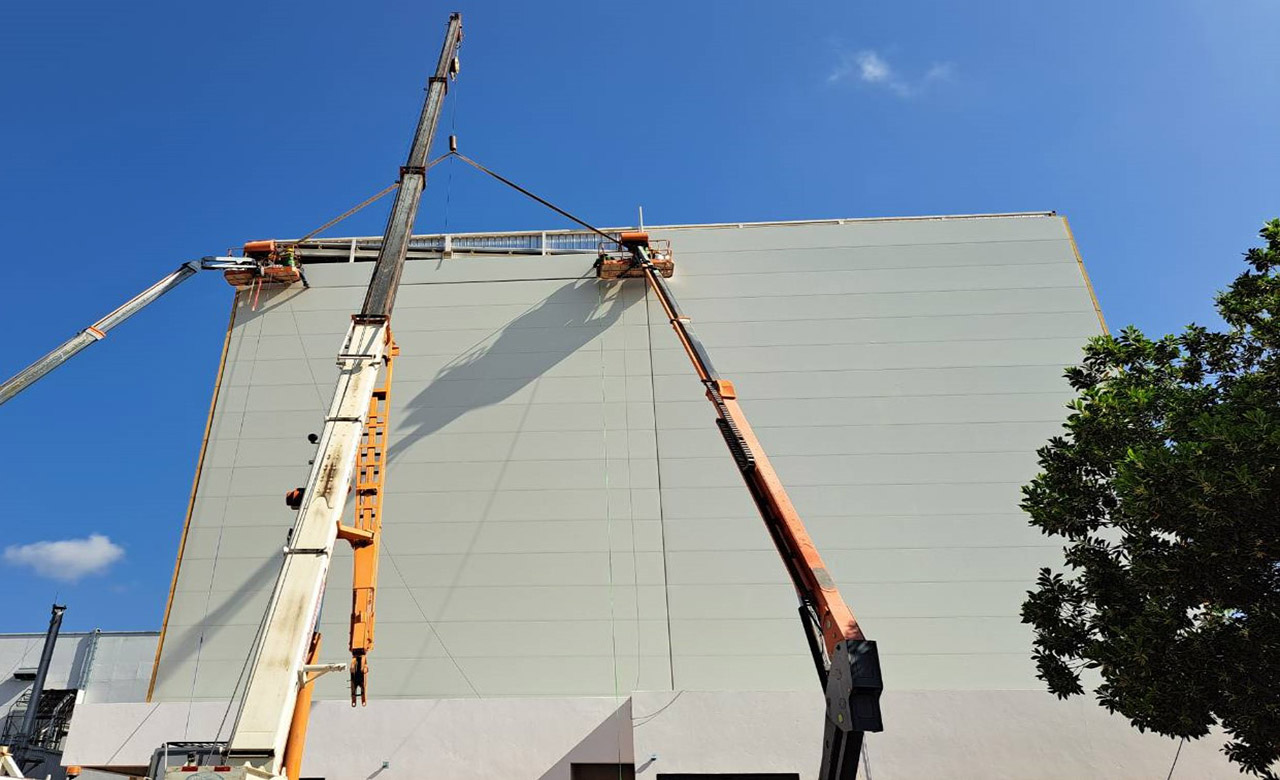 Isowall insulated sandwich panel for factories and industrial buildings