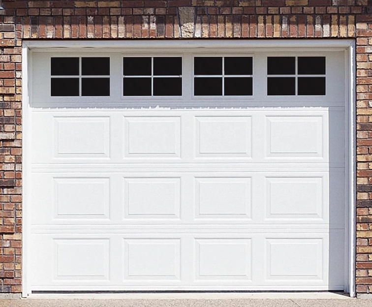 ประตูม้วนเหล็กสีขาว มีช่องกระจกด้านบน ติดตั้งบนโรงจอดรถผนังอิฐ Image