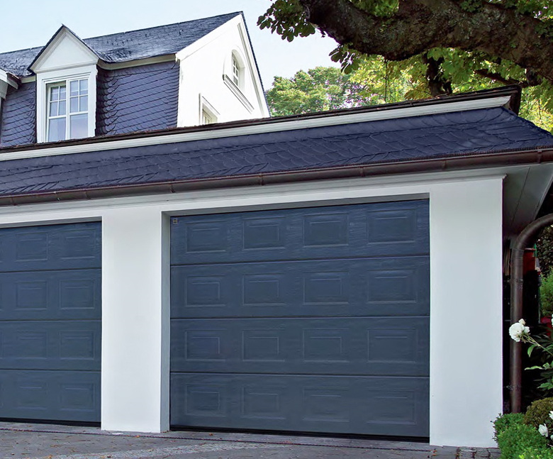 ประตูม้วนเหล็กสีเทาเข้มสองบาน สำหรับโรงจอดรถหลายช่องของบ้านพักอาศัย Image