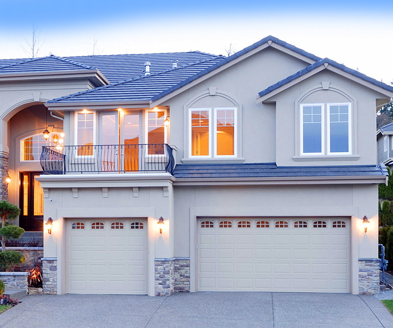 ประตูม้วนเหล็กสีขาวสามบาน เรียงบนทางเข้าบ้านขนาดใหญ่ Image